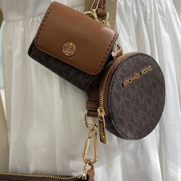 MICHAEL KORS
Jet Set Logo Crossbody Bag with Case Apple Airpods Pro®
Brown
NWT - Picture 7 of 16